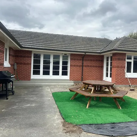 Sunny House With 5 Bedrooms Christchurch Exterior photo